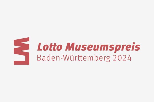 Lotto Museumspreis Baden-Württemberg 2024 in roter Schrift auf grauem Hintergrund.